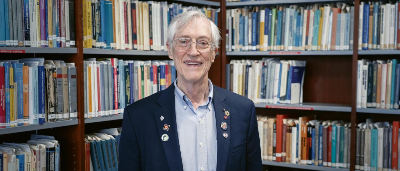 John Mather en la sala de libros de la Biblioteca del IAC