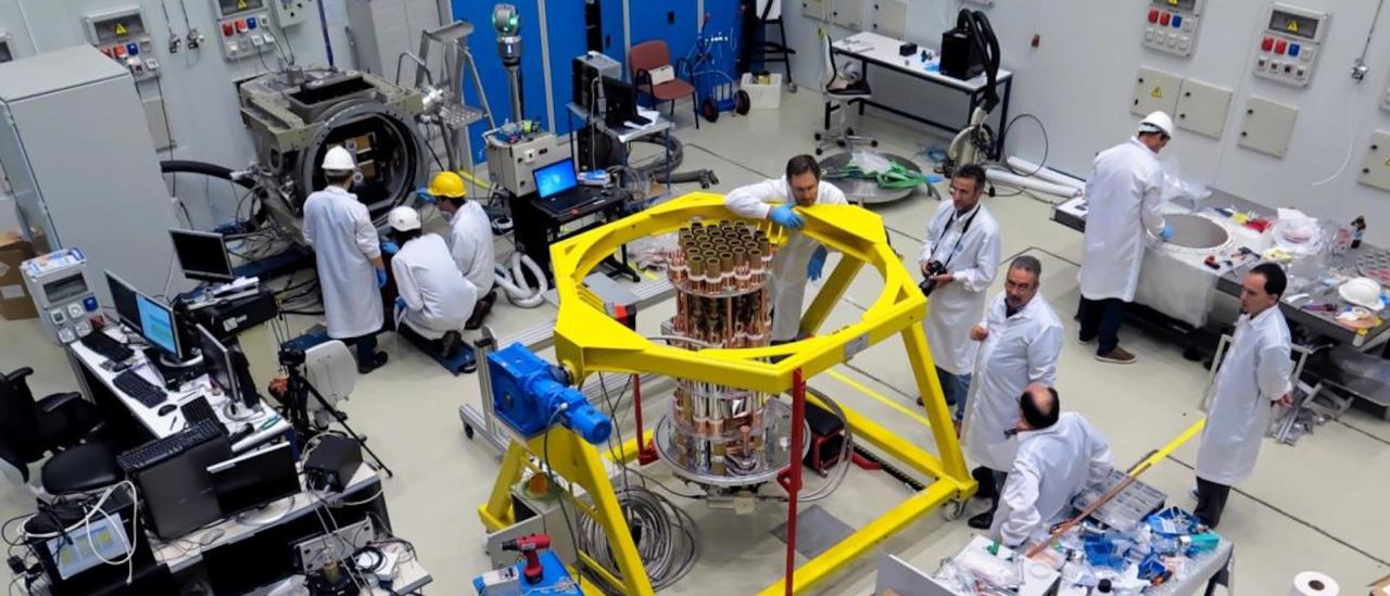IAC engineers working in one of the Assembly, Integration and Verification Rooms (AIV).