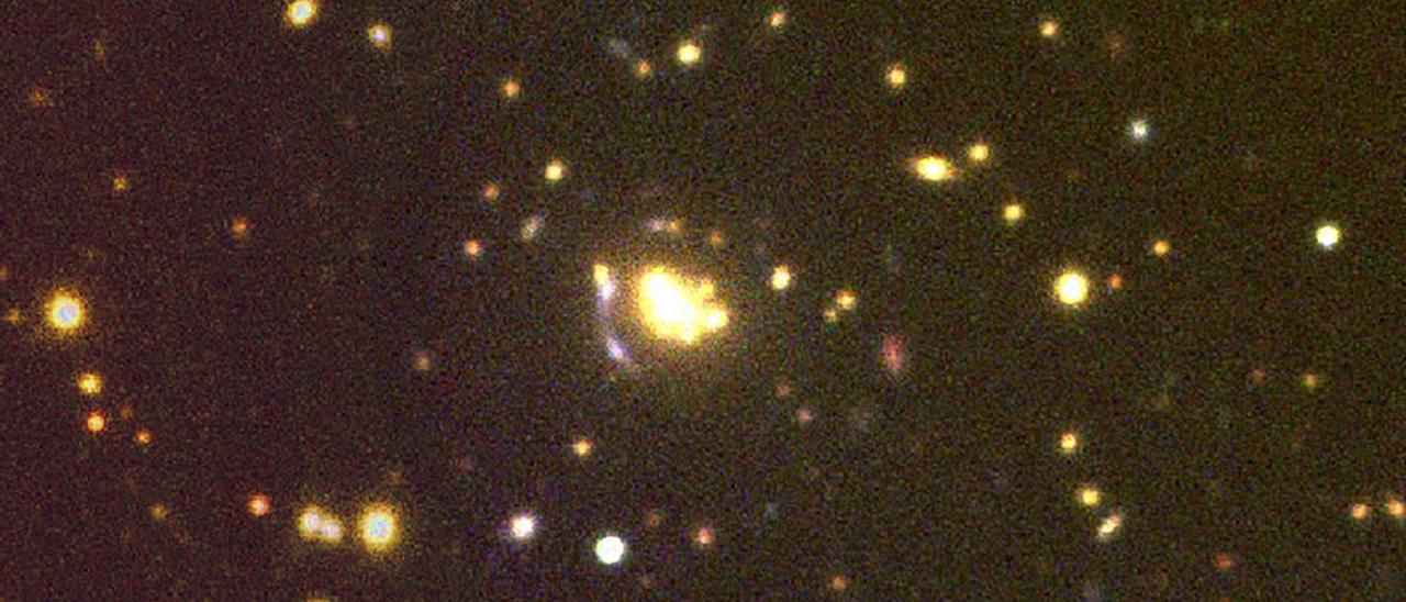 Imagen RGB de PSZ1 G158.34-47.49, uno de los cúmulos estudiados, ubicado a un desplazamiento al rojo de z=0,311 (espectroscópico). En la imagen puede apreciarse un arco gravitatorio. La imagen fotométrica se obtuvo con ACAM/WHT; los datos espectroscópicos, con DOLORES/TNG.