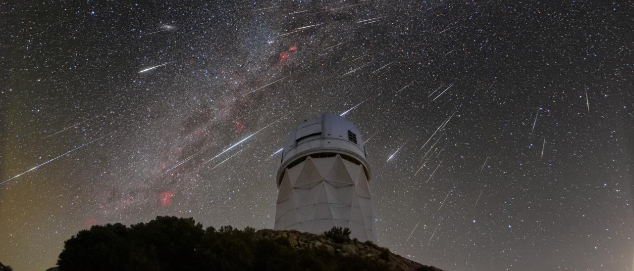 DESI observa el cielo desde el telescopio Mayall, en la imagen durante la lluvia de meteoros de las Gemínidas de 2023. / Credit: KPNO/NOIRLab/NSF/AURA/R. Sparks