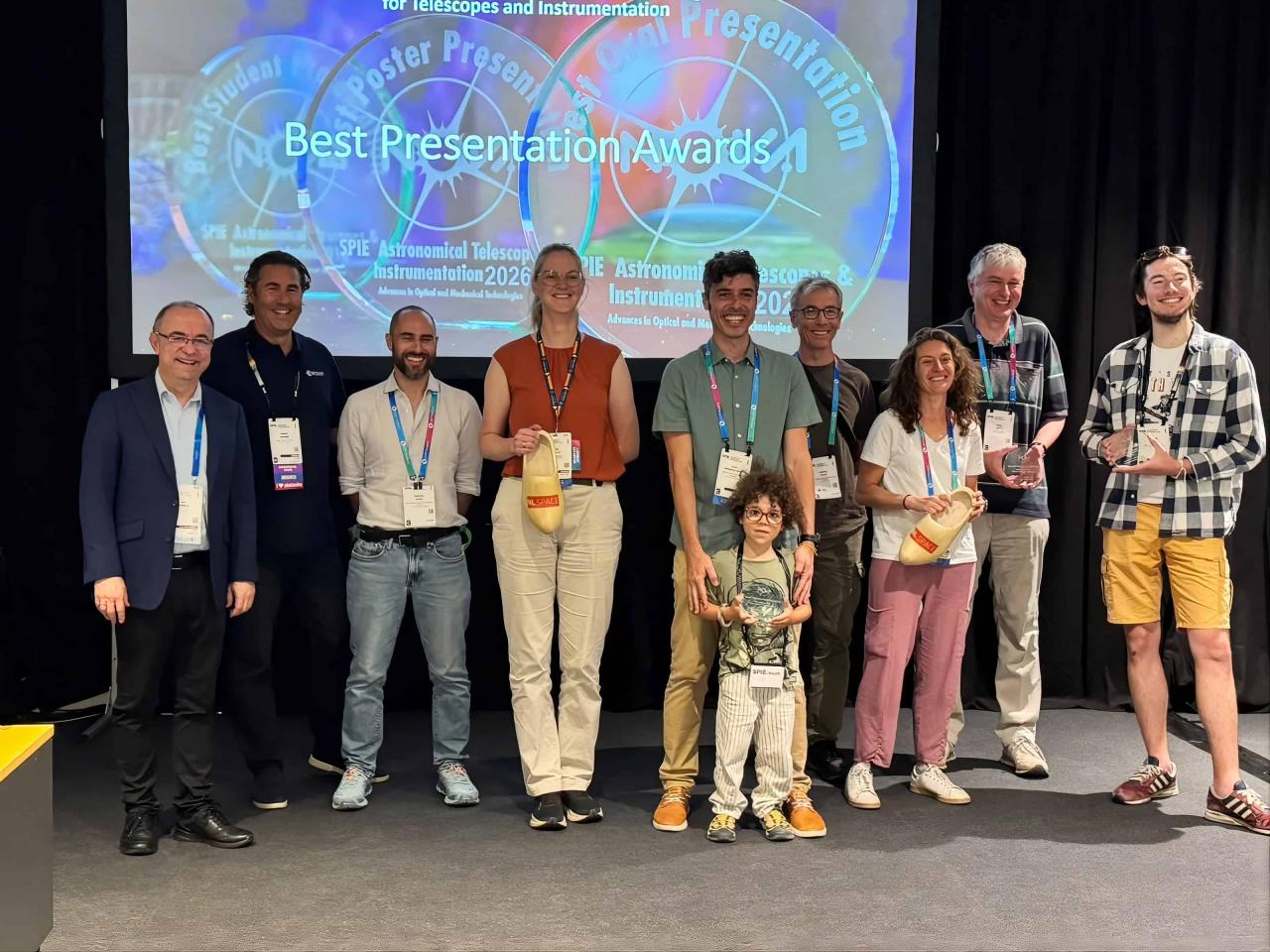 Elvio Hernández Suárez posa junto a otras personas premiadas en SPIE Astronomical Telescopes + Instrumentation 2026.