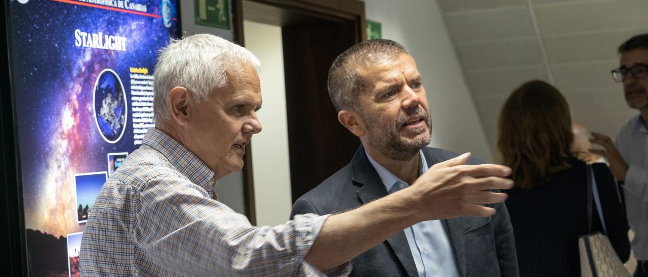 Valentín Martínez Pillet, director del IAC, y Francisco García, rector de la ULL, en la sede del IAC