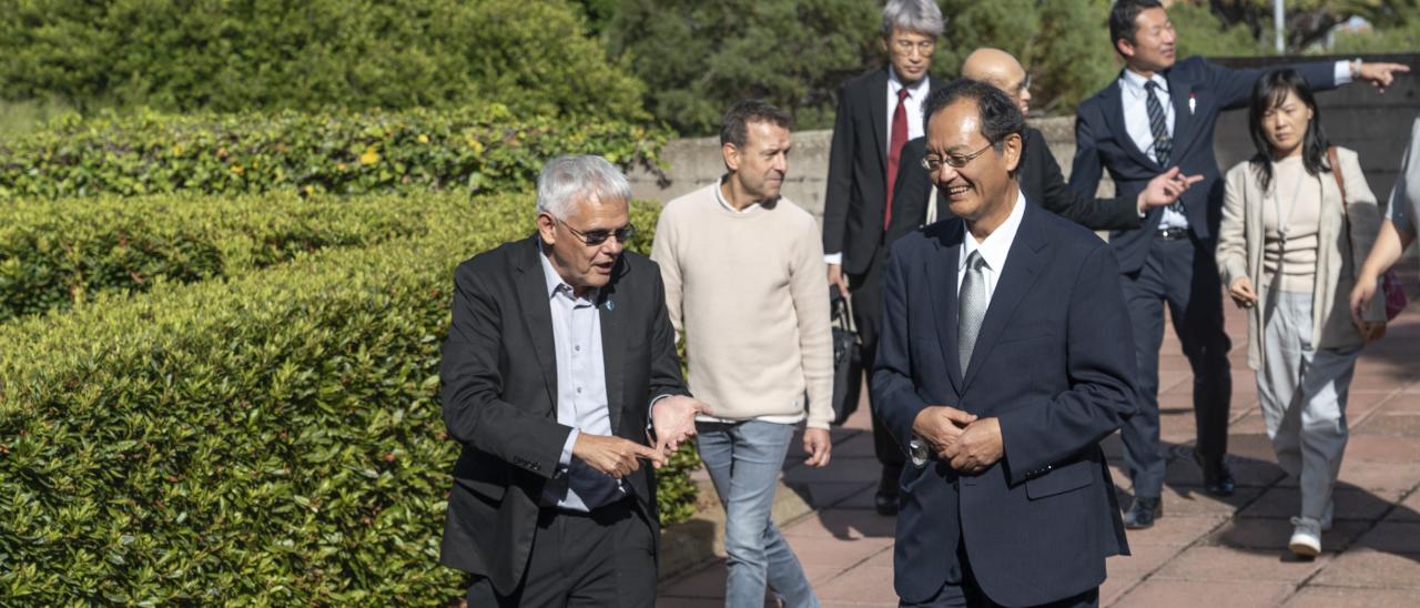 El director del IAC, Valentín Martínez Pillet, recibió al embajador de Japón en España, Takahiro Nakamae. / Inés Bonet (IAC)