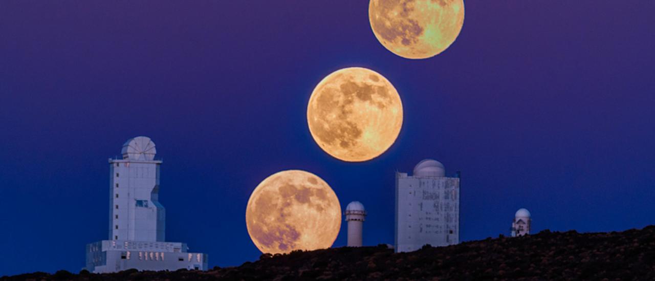 Tres imágenes superpuestas de la SuperLuna del 10 de agosto de 2014, tomadas en el Parque Nacional del Teide. En la imagen, los telescopios VTT y GREGOR. Autor:  Ovidio García (SECAT).