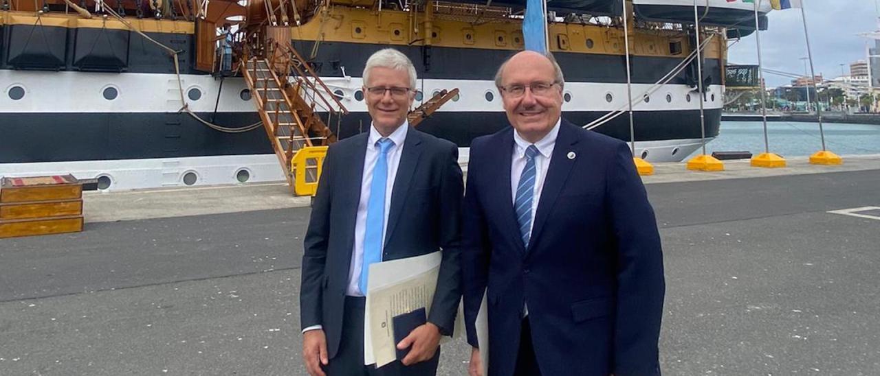 Romano Corradi (GTC) y Rafael Rebolo (IAC) frente al Buque Escuela Amerigo Vespucci