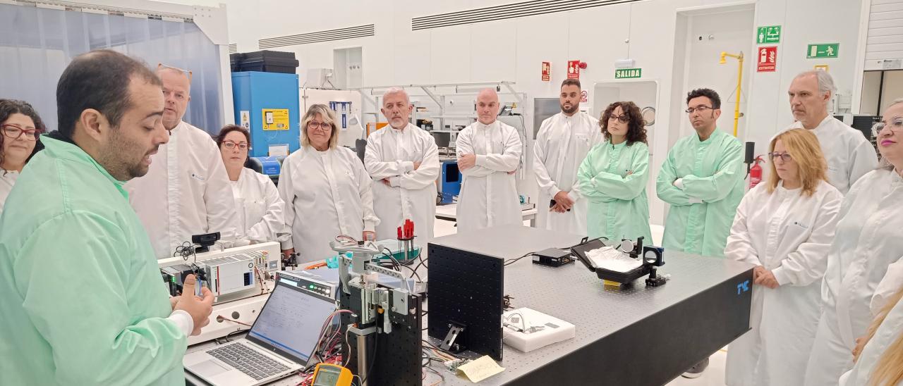 Attendees at the open day visit the clean room of the IACTEC building in La Laguna. 