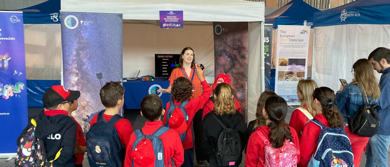 Estudiantes visitan el stand del IAC en la Miniferia de la Ciencia y la Innovacion 2025 celebrada en La Palma