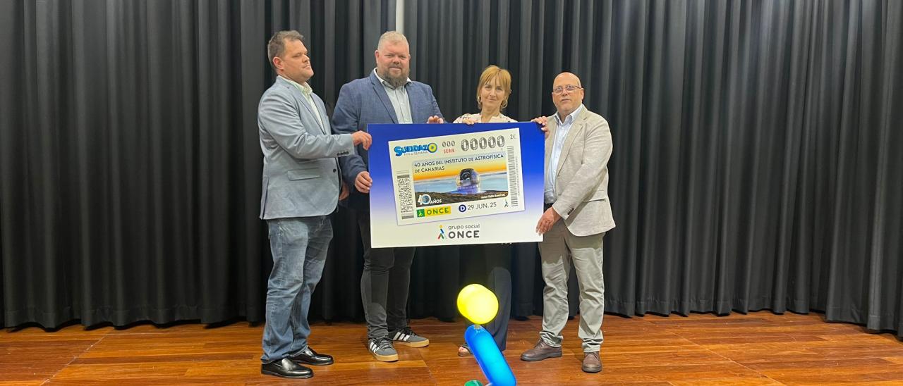 Momento de la presentación del Cupón dedicado al 40 aniversario del IAC