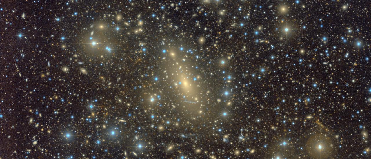 Imagen compuesta en color de IC 1101, basada en los datos del Wide Field Camera (WFC) del Isaac Newton Telescope (INT)