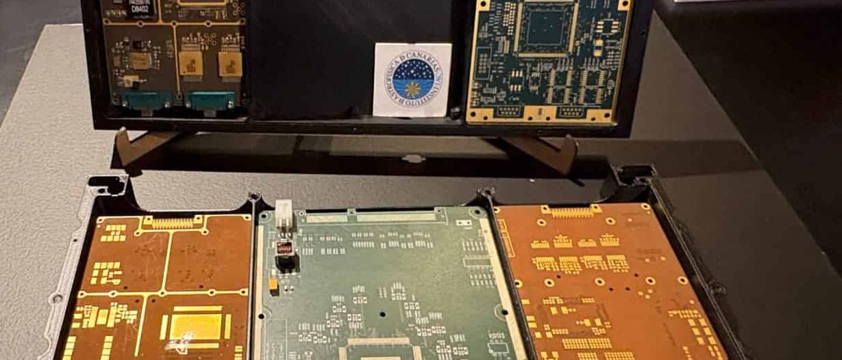 Electronic board developed by the IAC for the PLATO mission, displayed alongside other technological components in the exhibition ‘In search of new Earths’.