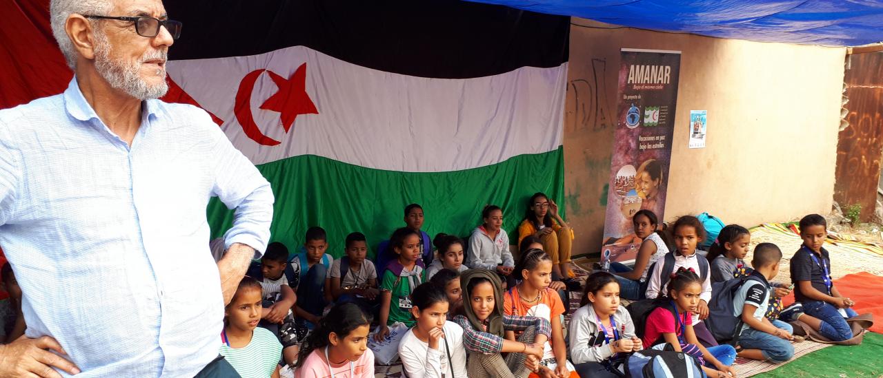Grupo de niños saharauis que pasaron el verano en Tenerife con el programa Vacaciones en Paz junto al delegado del Frente Polisario en Canarias, Hamdi Ahmed Aomar