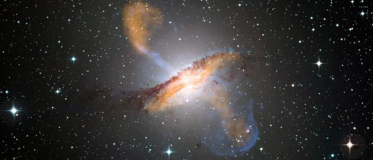 Composición de imágenes en el óptico (ESO/WFI), submilimétrico (MPIfR/ESO/APEX) y rayos X (NASA/CXC/CfA) de Centauro A.