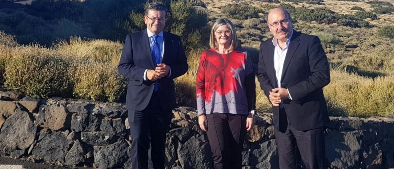 Juan Ramón Fuertes Blasco, Natalia Aznárez Gómez y Rafael Rebolo López en el Observatorio del Teide