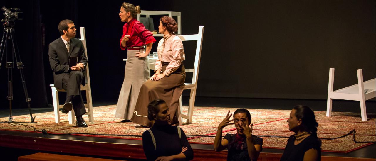 Daniel Sanginés, Débora Ávila, Sigrid Ojel, Verónica Redrado, Lidia Medina y Judith González durante la interpretación de la obra de teatro "El honor perdido de Henrietta Leavitt" en el Teatro Leal, en La Laguna. Credit: Daniel López / IAC.  