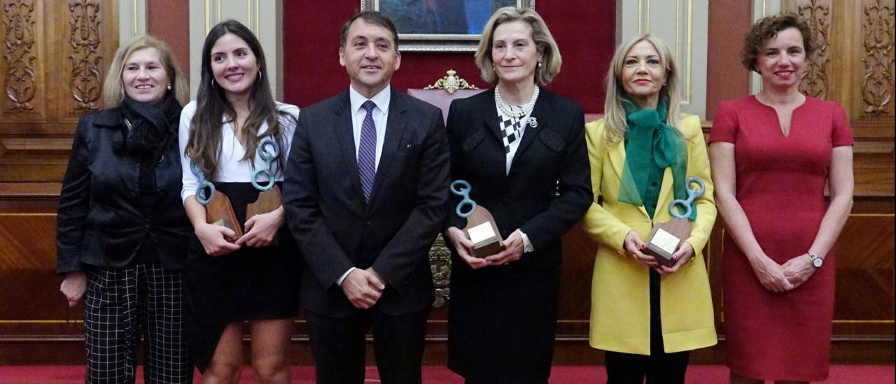 The honorees with the mayor and councilwomen after the event. Credit: Ayuntamiento de Santa Cruz de Tenerife 