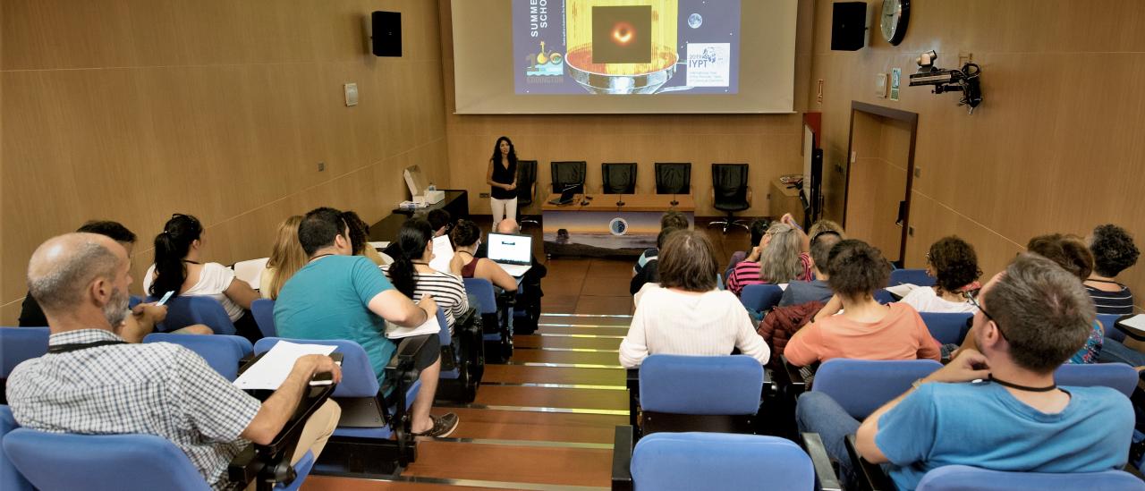 Nayra Rodríguez, astrofísica divulgadora del IAC, durante la presentación del curso "Astronomy Adventure in the Canary Islands"