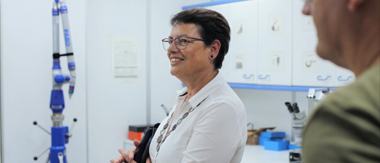Ana Rosa Mena, alcaldesa de Tegueste, durante su vista a la sala de metrología del IAC. Crédito: Alejandra Rueda (IAC).