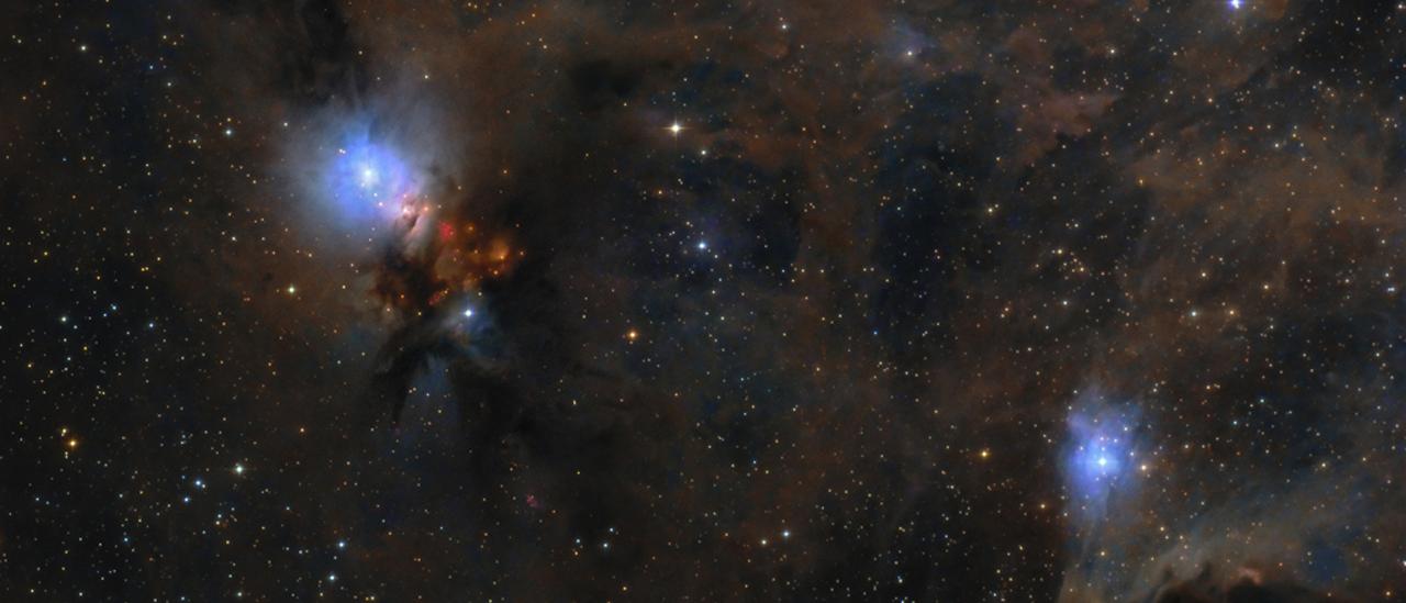 Imagen en el rango óptico de la nube molecular de Perseo, una conocida región de intensa formación estelar. El polvo interestelar de esta región, que genera la EAM, es claramente visible, pues refleja la luz de estrellas cercanas. Créditos: APOD, 14 de Enero de 2017, Lóránd Fényes.