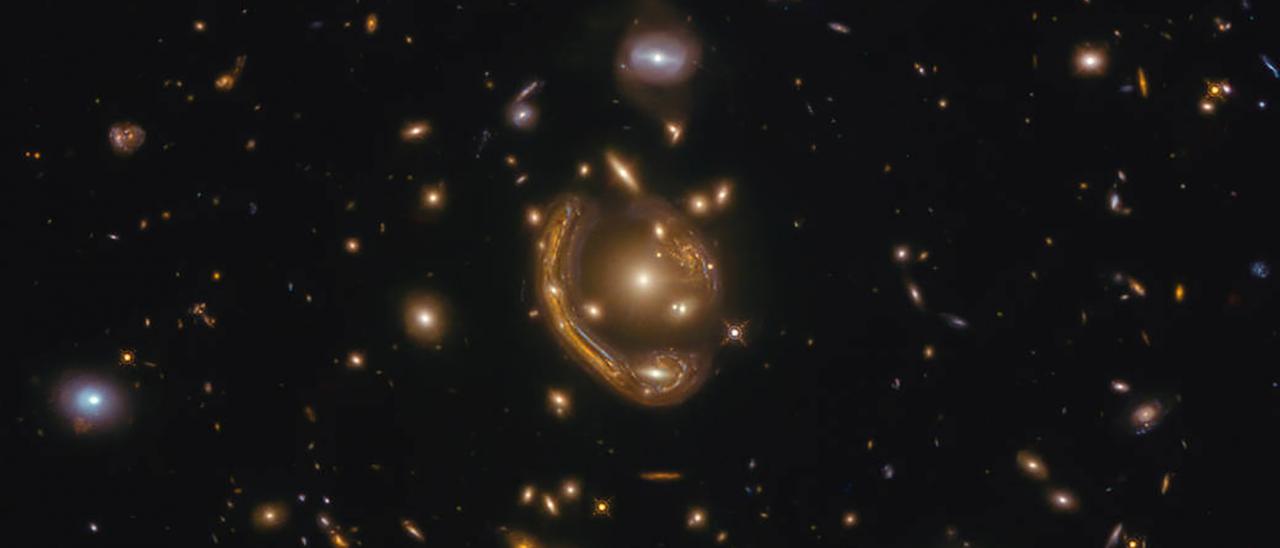 Imagen tomada por el telescopio espacial Hubble del anillo de Einstein GAL-CLUS-022058s, situado en la constelación de Fornax. Crédito: ESA/Hubble & NASA, S. Jha; Reconocimiento: L. Shatz