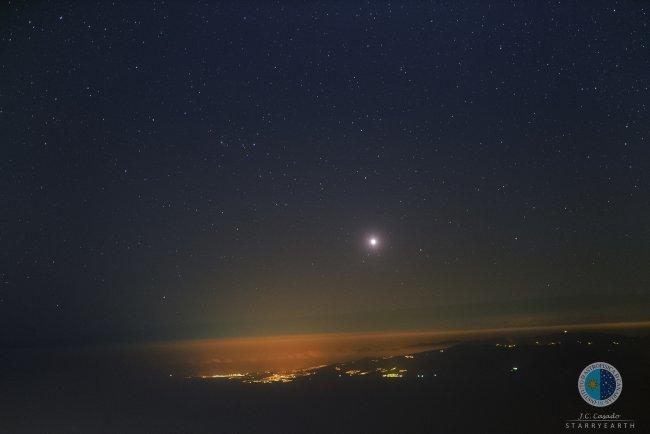 Wide angle view from the Teide Observatory towards the east. Above the horizon you can see the planet Venus, an a little higher up and to the left of Venus is comet Catalina (C/2013 US10). The lights and villages are on Grand Canary. J.C. Casado-staryeart