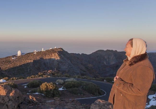 Juan Carlos Pérez Arencibia, manager of Roque de los Muchachos Observatory, Elsa López y Manuel Cabrera, in William Herschel Telescope (WHT) of Isaac Newton Group of Telescopes. Credit: Antonio González/IAC.