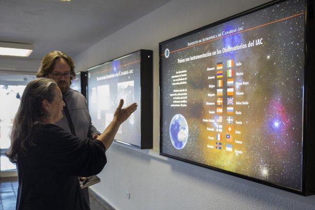 The writer Elsa López listening to the explanations of Alferd Rosenberg, astrophysic and science communicator, at the Instituto de Astrofísica de Canarias (IAC). Credit: Elena Mora (IAC).