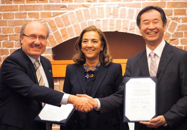 Rafael Rebolo, Director of the Instituto de Astrofísica de Canarias (IAC), Carmen Vela, acting Secretary of State for R+D+i, Japanese Deputy Minister of Education, Culture, Sport, Science and Technology, Tsutomu Tomiokaand, and Taakaki Kajita, Director of