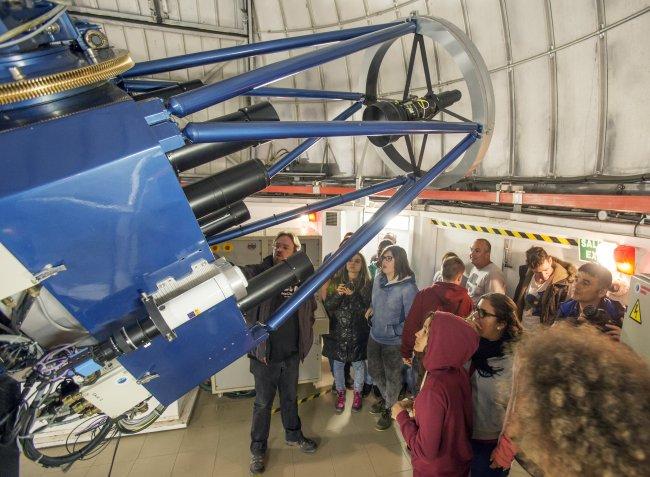 Showing how the IAC-80 telescope works at the Teide Observatory to teachers and students of the the SolarLab project. Credit: Daniel López/IAC.