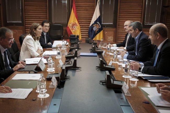 From left to right: Carlos Martínez Roger, subdirector of the Instituto de Astrofísica de Canarias (IAC); Carmen Vela del Olmo, Secretary of State for Research, Development and Innovation in the Spanish Ministry of Economy and Competitiveness; Antonio Mar