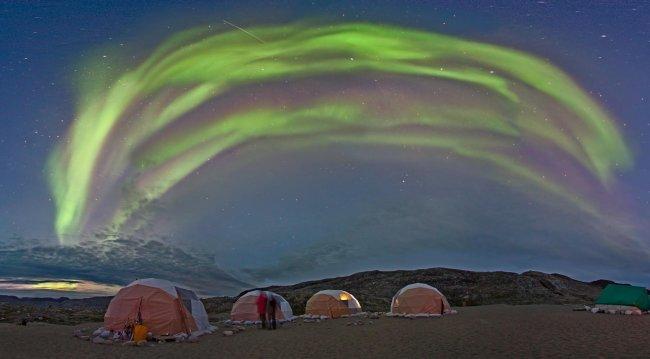 The camp of ice in the glacier Qaleraliq will be one of the places where auroras in Greenland will be observed. Credit: J.C. Casado (starryearth).