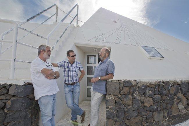 The writer Juan Madrid next to Pere Lluis Pallé, solar physicist, and the Head of telescope Operations and host of the visit to the Teide Observatory, in Izaña (Tenerife), Álex Oscoz, at the Solar Laboratory. Credit: Elena Mora (IAC).