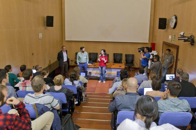 The IAC Deputy Director, Carlos Martínez, welcoming the participants of the XXVIII Canary Islands Winter School of Astrophysics with the organizers of this edition, Julia de León y Javier Licandro, both researchers of the institute. Credit: Elena Mora (IA