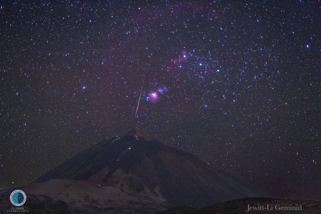 Colorful geminid over the peak of mount Teide. Credit: Juan Carlos Casado/IAC.