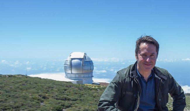 Ignacio Cirac at the Roque de los Muchachos Observatory (Garafía, La Palma) and the GTC behind him. Credit: Daniel López/IAC.