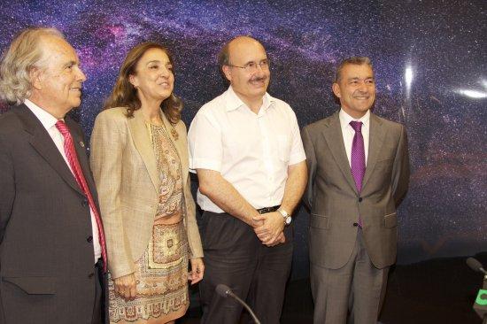 Francisco Sánchez (IAC Director), Carmen Vela Olmo (Secretary of State for Research) Rafael Rebolo López (the new IAC Director) and Paulino Rivero Baute (President of the Local Government of the Canary Islands).