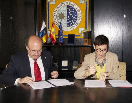 The agreement was signed by the Rector of the Universidad Europea de Canarias, Isabel Fernández, and the Director of the IAC, Rafael Rebolo, at the IAC Headquarters in La Laguna. Credit: Luis Chinarro (IAC)