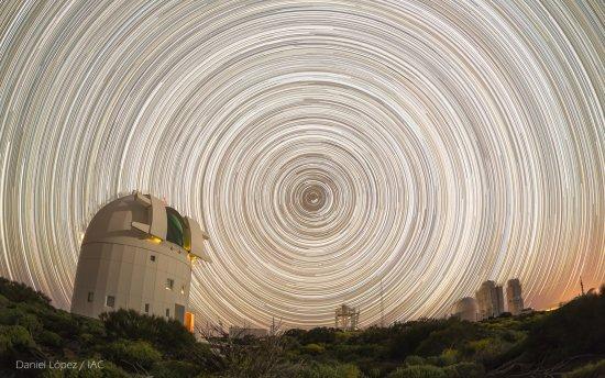Stellar traces of 6 hours heading north with the OGS telescope and DIMMA (Differential Image Motion Monitor) to measure the quality of the sky at the Teide Observatory (Tenerife). Credits: Daniel López/IAC.