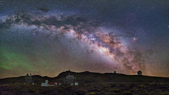 Roque de los Muchachos Observatory at night, showing the planned location for the CTA-North array, next to the MAGIC telescopes (on the left). Copyright: Daniel López / IAC.