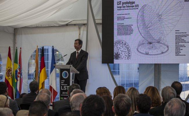Takaaki Kajita, Director of the Institute for Cosmic Ray Research (ICRR Tokio), during his speech at the ceremony of the stone-laying for the prototype LST.Credits: Antonio González/IAC