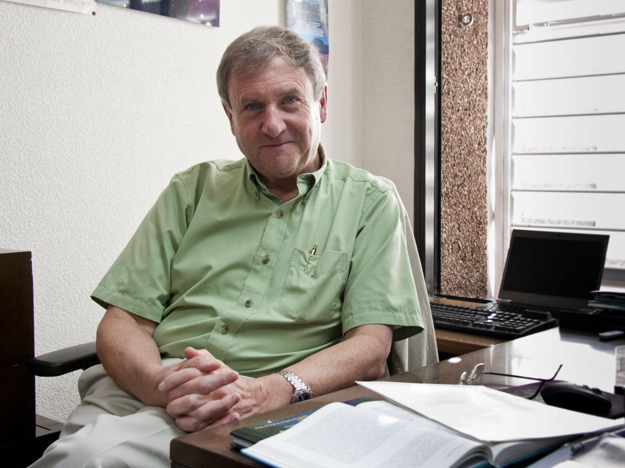 Phil Charles at the Instituto de Astrofísica de Canarias. Credit: Elena mora (IAC).