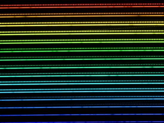 The spectrum of the LFC, taken with HARPS, together with the spectrum of a star. Image credit: ESO