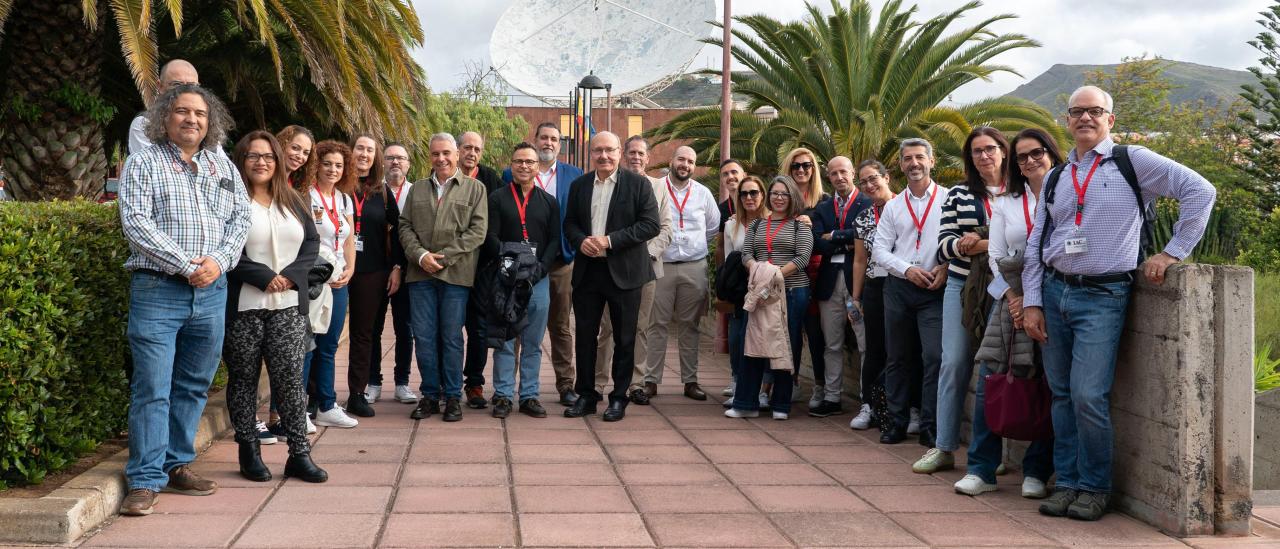 El director del IAC, Rafael Rebolo, junto con la delegación de la Fundación Occident durante su visita a la sede central.