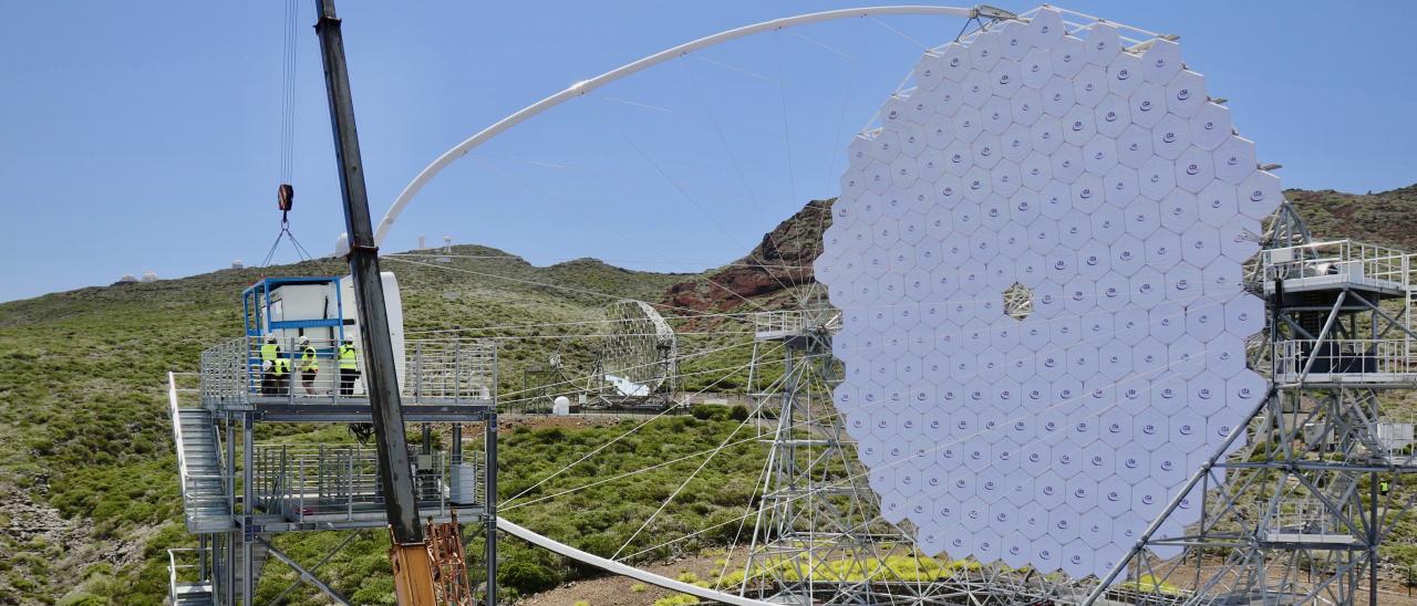 Momento de la instalación de la cámara del LST-4 en el Observatorio del Roque de los Muchachos