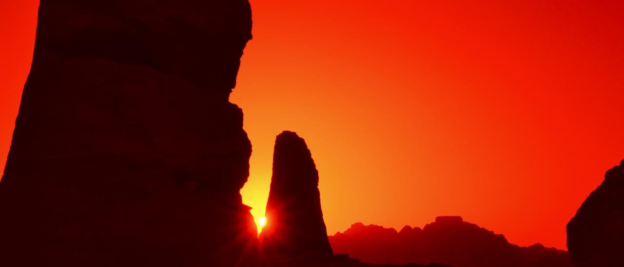  Puesta de sol en el equinoccio de primavera en los Obeliscos del Jabal Madbah, en la antigua Petra