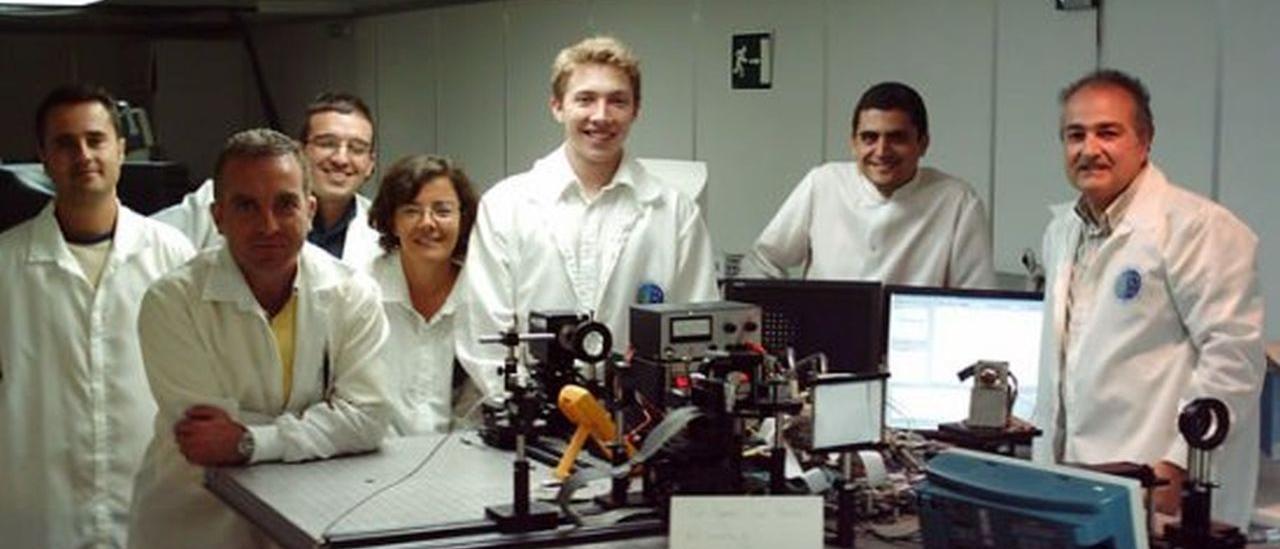 El equipo del proyecto en el laboratorio de óptica