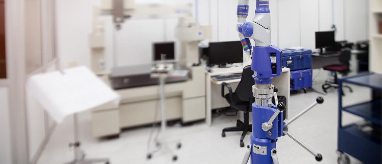 Vista del equipo de medición portátil en el laboratorio. Máquina en forma de brazo desplegable colocada sobre un trípode