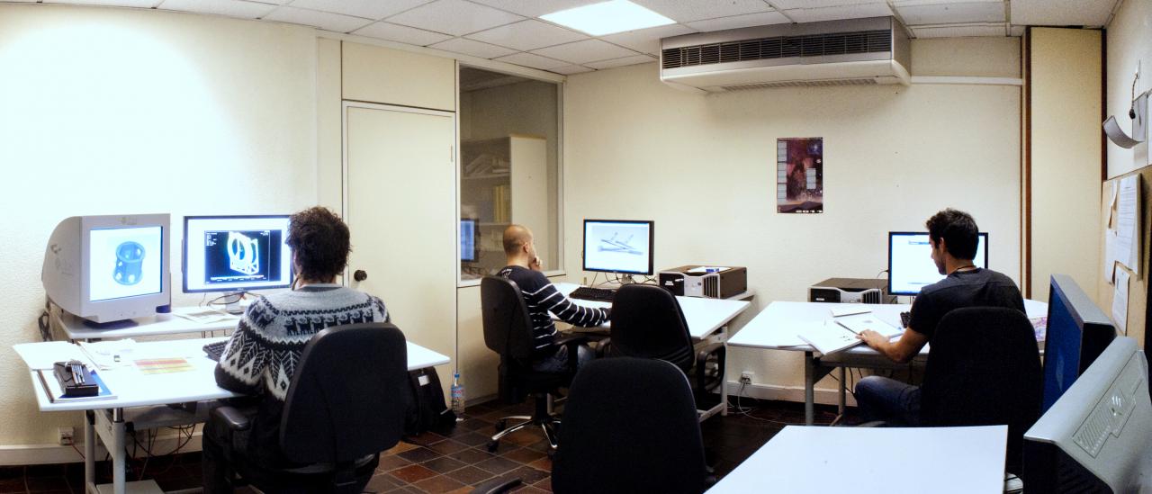 Vista panorámica de la sala de CAD con varios ingenieros trabajando en puestos de trabajo dotados de ordenadores de mesa