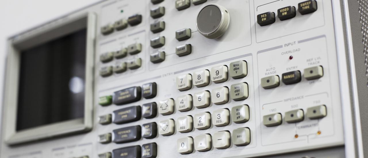 Detalle frontal del analizador de espectros. Dispositivo electrónico con un teclado, botones y una pequeña pantalla