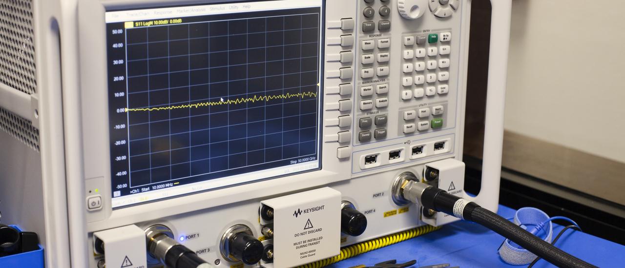 Analizador de microondas en la mesa del laboratorio. Dispositivo electrónico con un teclado, botones y una pantalla gráfica