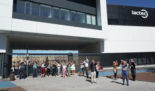 Participantes del curso AEACI 2022 en el exterior del IACTEC durante un taller